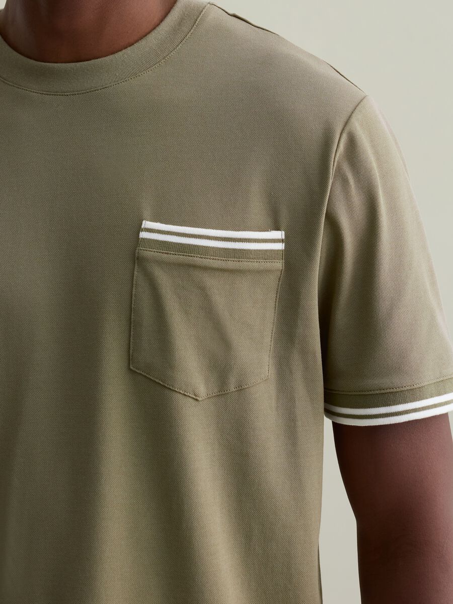 T-shirt with striped details and pocket_2