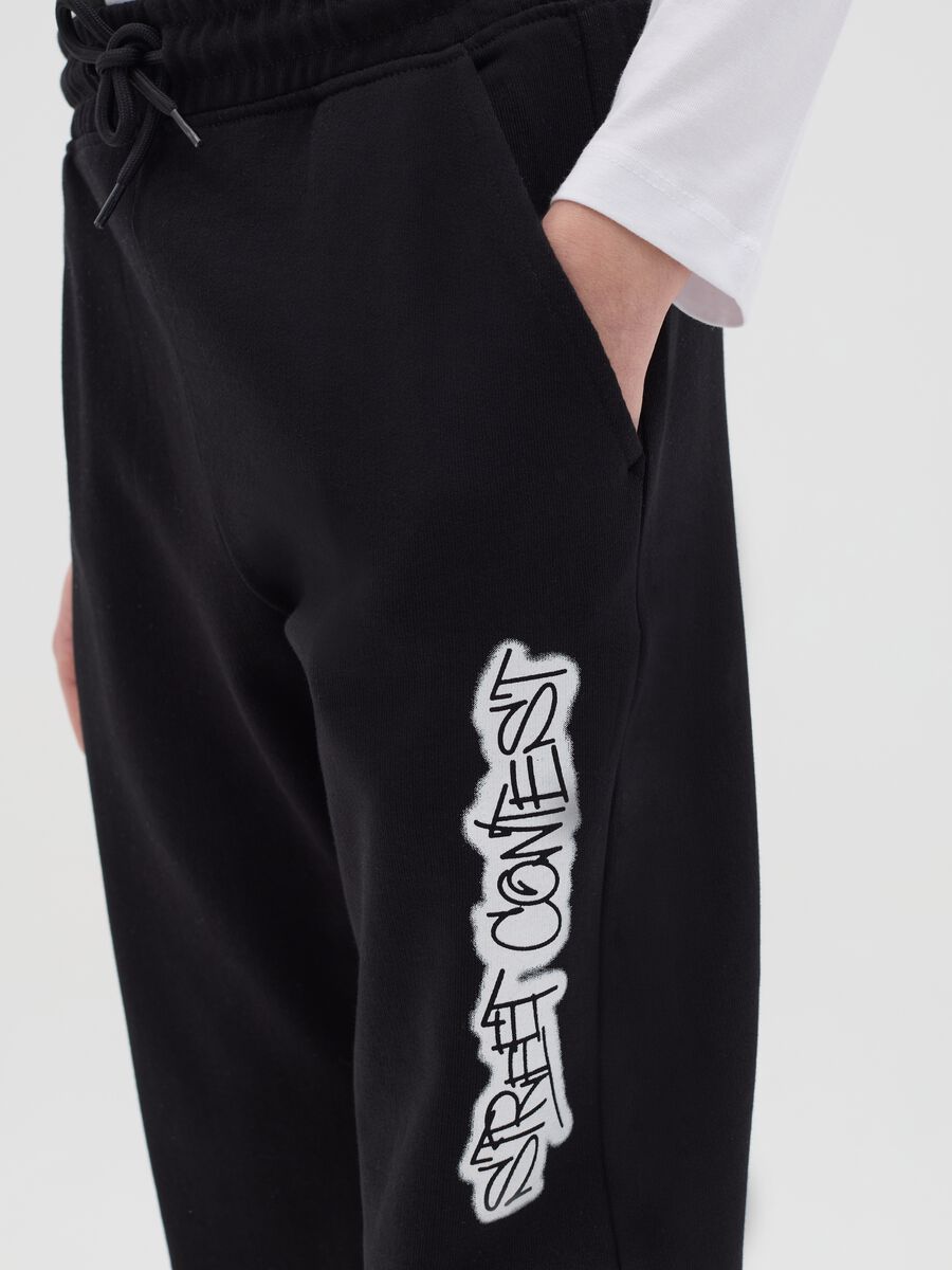 Plush joggers with drawstring and print_2