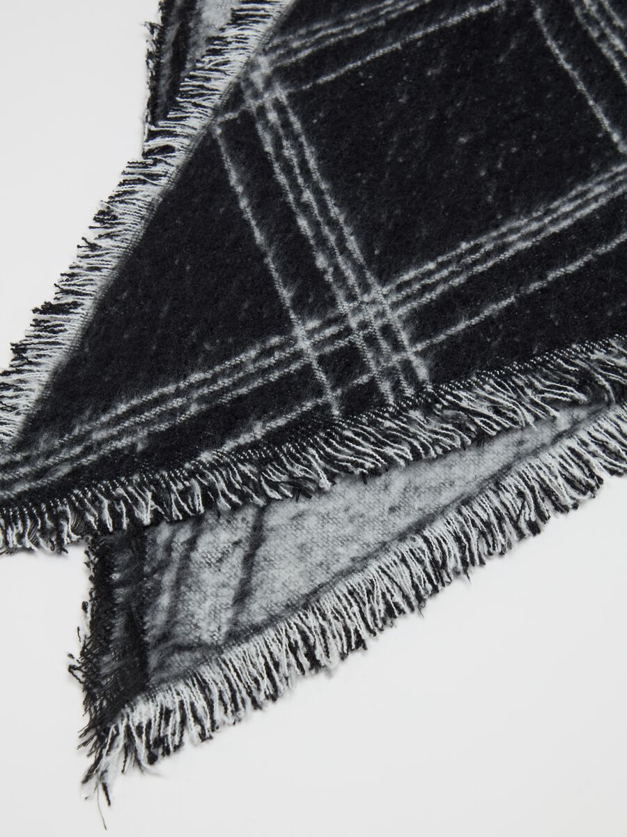 Diagonal scarf with check pattern_1