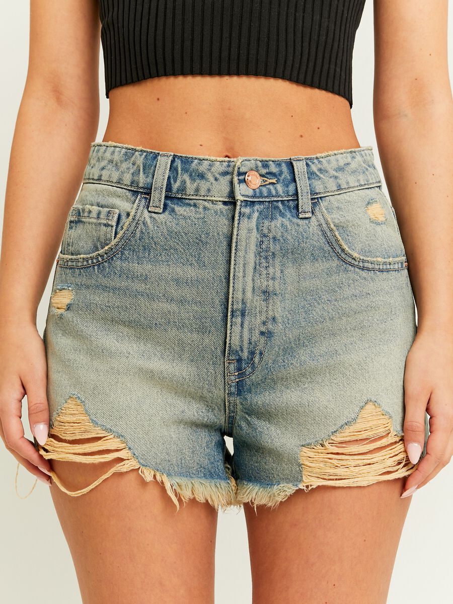 Denim shorts with fringing and abrasions_1