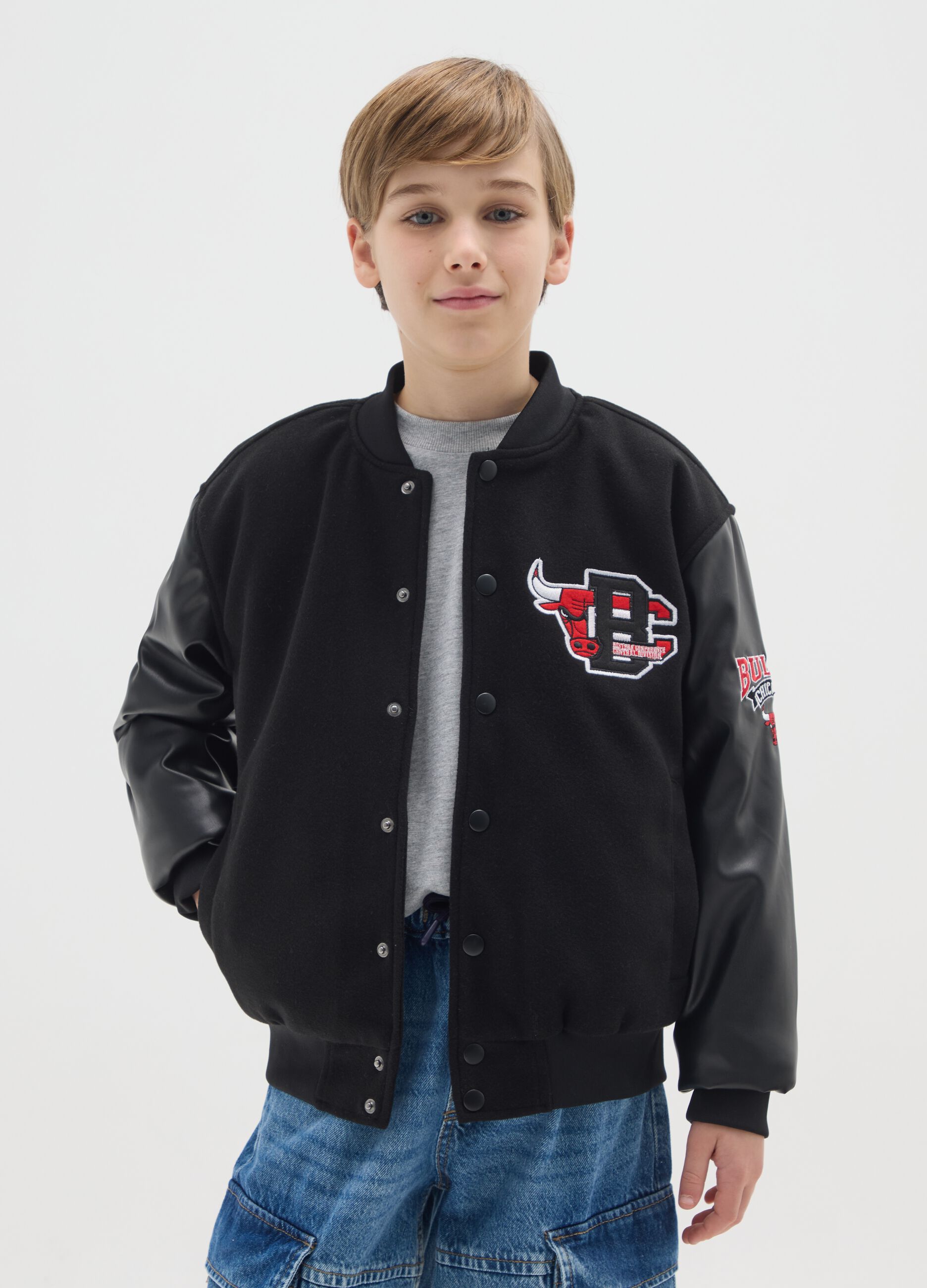 Black children's regular fit bomber jacket with Chicago Bulls print
