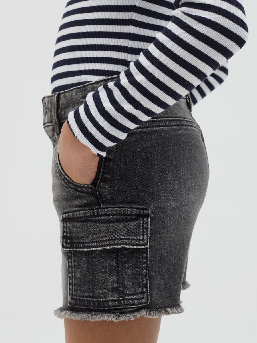 Shorts cargo neri con orlo sfrangiato_2