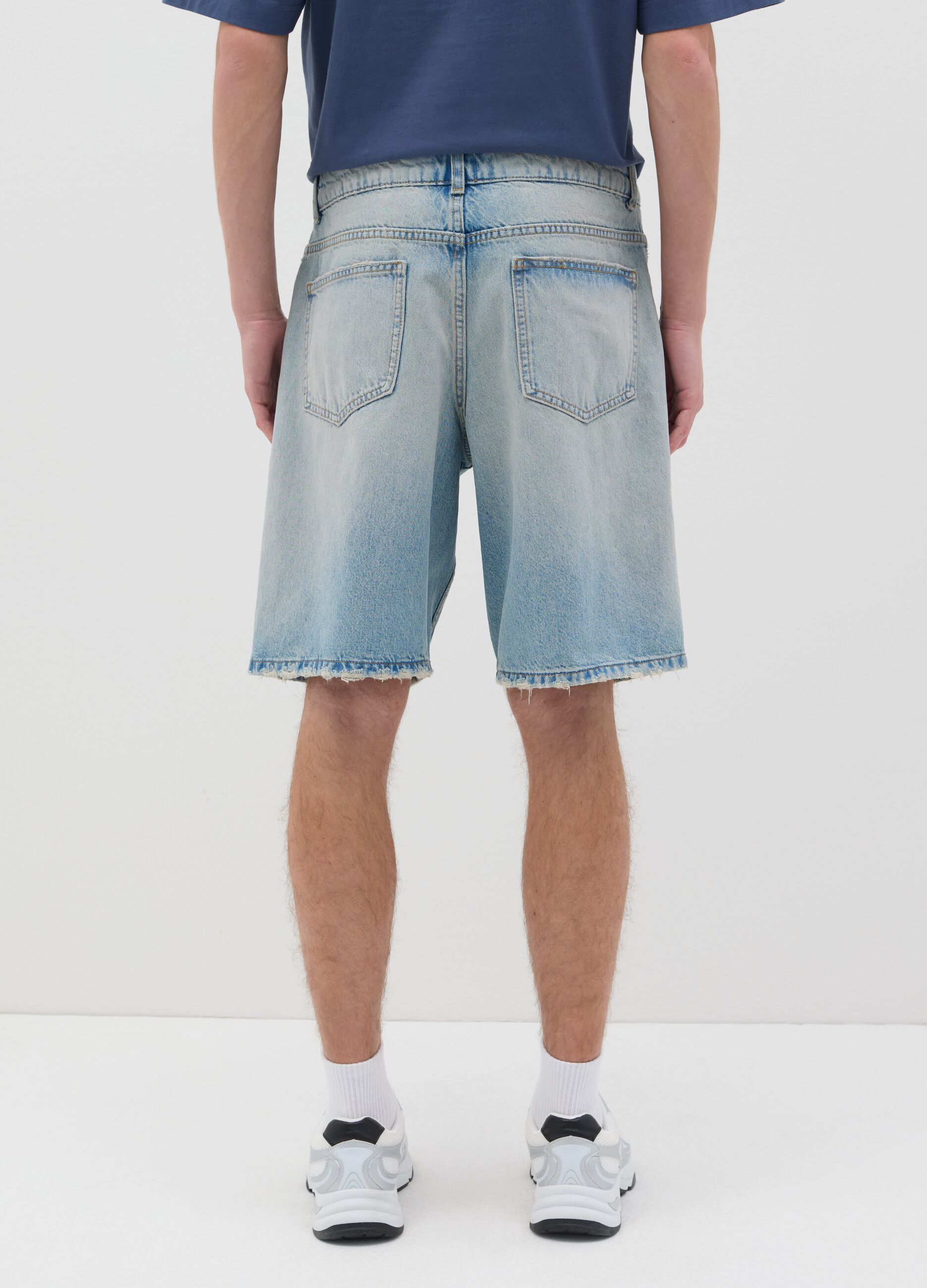 Shorts in denim blu con dettagli strappati