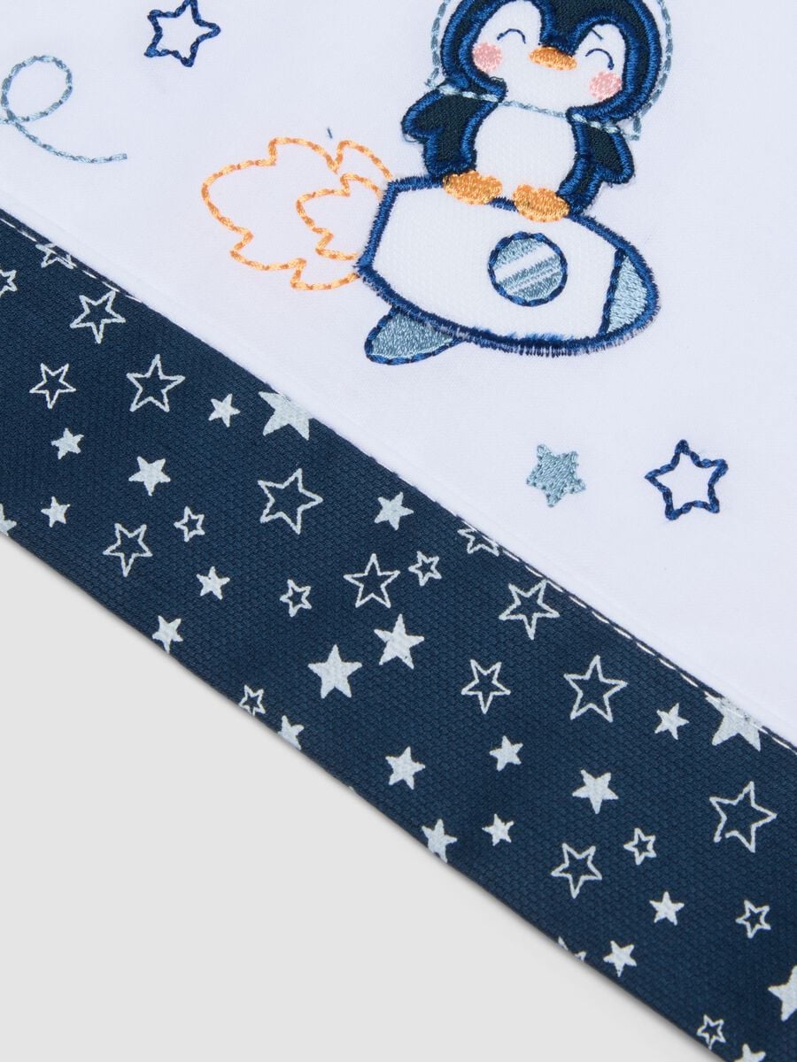 Lenzuolino bianco e blu in puro cotone con stampa pinguino per neonato_2