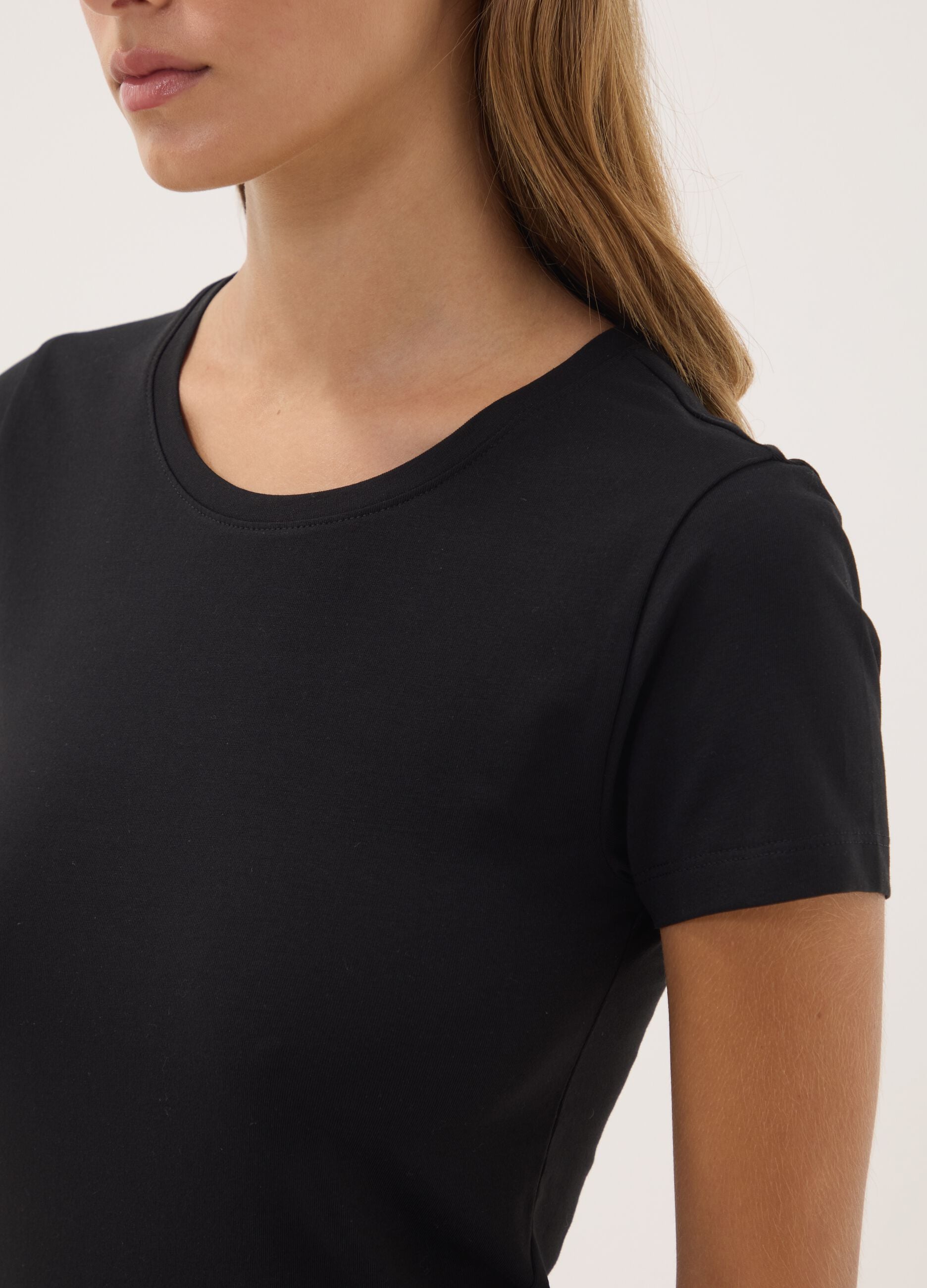 T-shirt nera a maniche corte in cotone organico elasticizzato girocollo