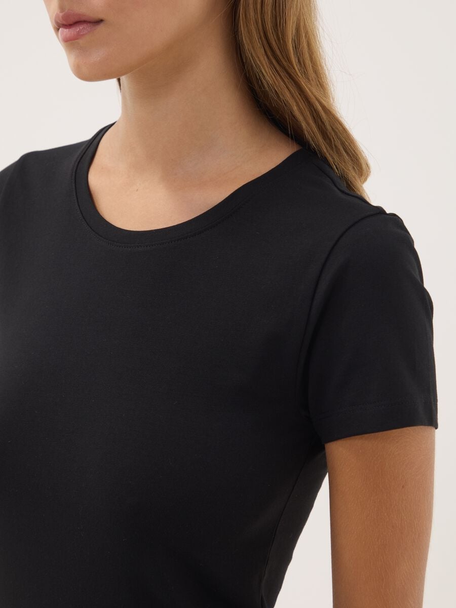 T-shirt nera a maniche corte in cotone organico elasticizzato girocollo_2