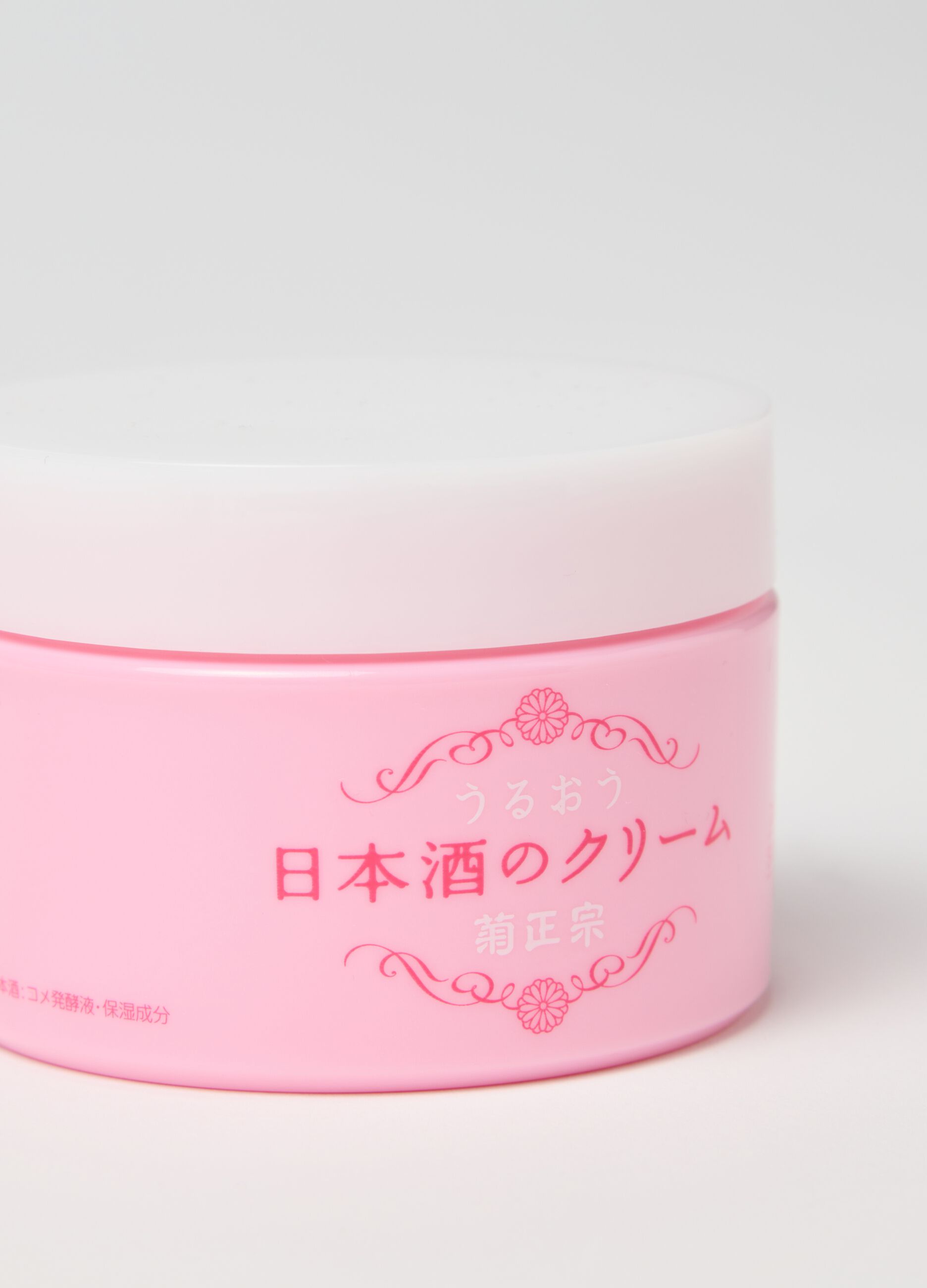 KIKU-MASAMUNE Sake Skin Care Cream is a moisturising and nourishing cream designed to provide intense hydration.