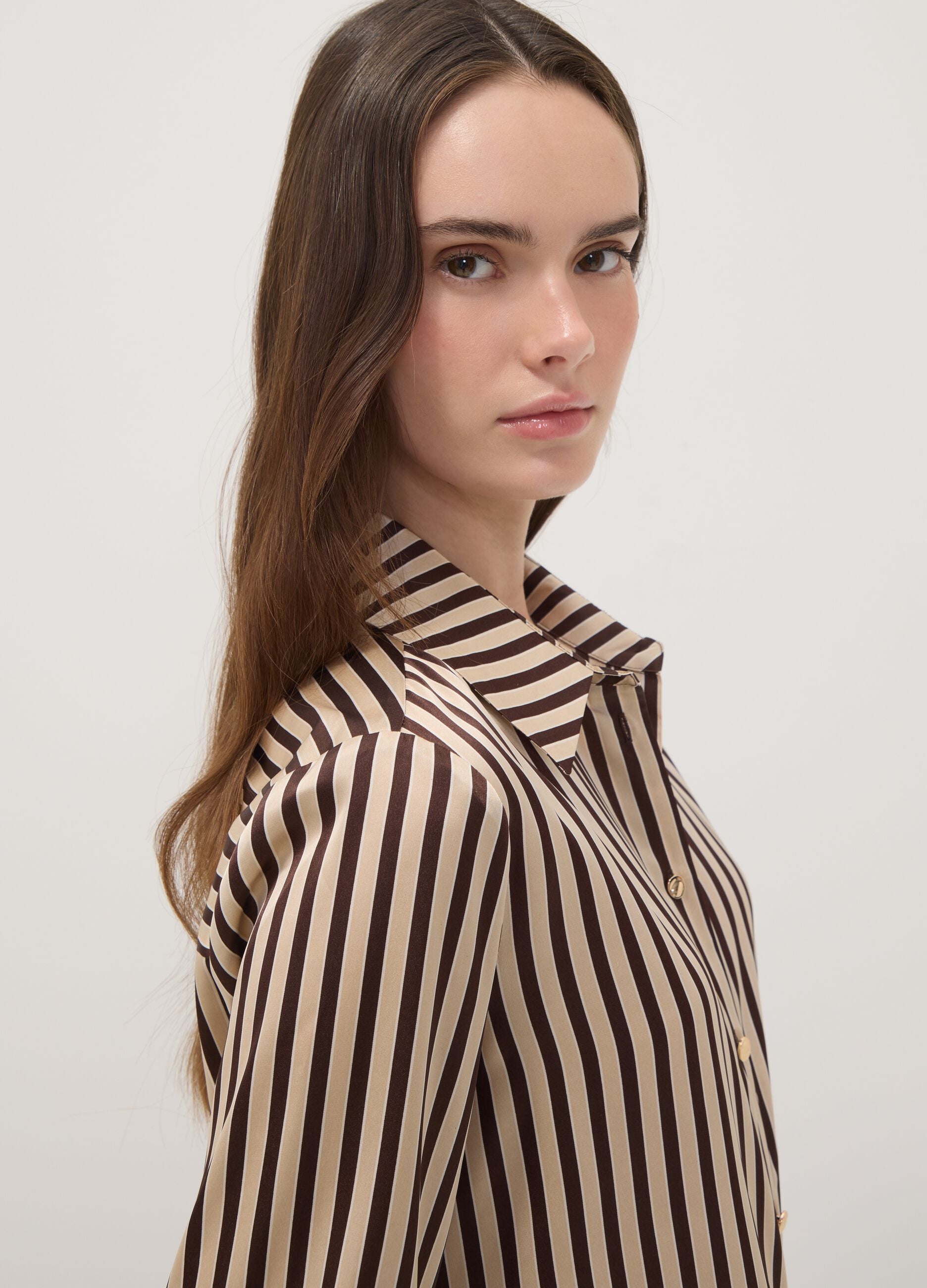 Camicia gialla a righe marroni in tessuto elasticizzato