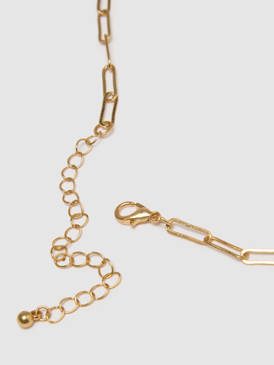 Collana color oro con ciondoli a lettera e cristallo nero_1