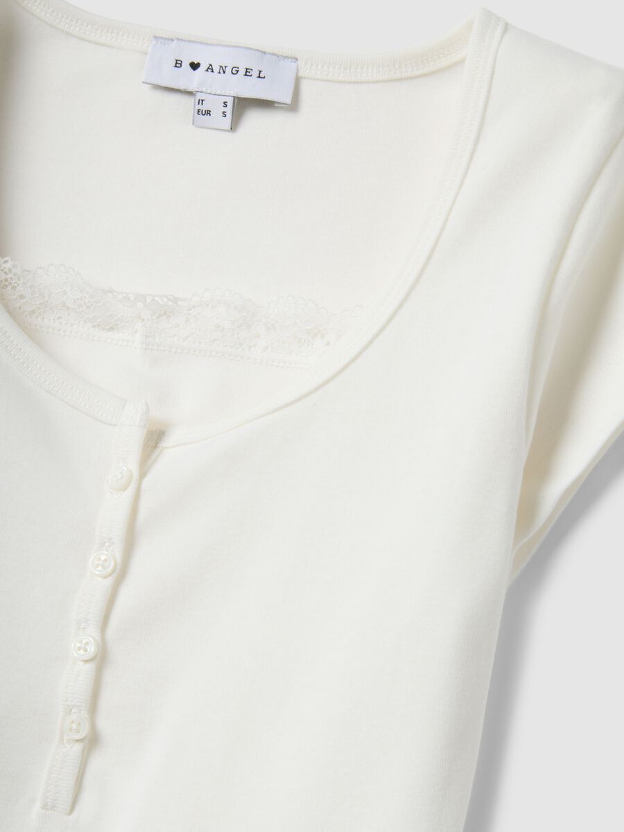 T-shirt in misto cotone bianca regular fit con dettagli in pizzo_5