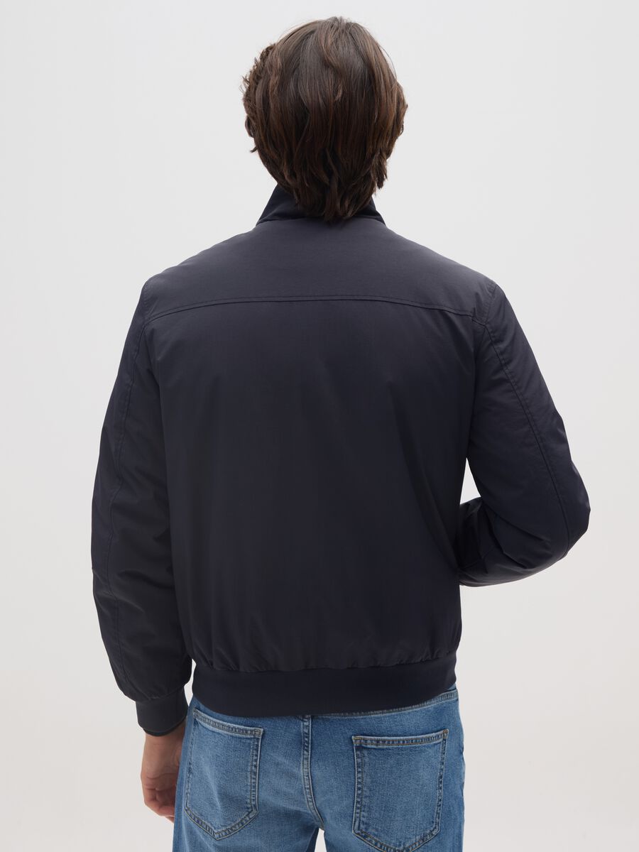 Giacca blu imbottita con chiusura a zip_2