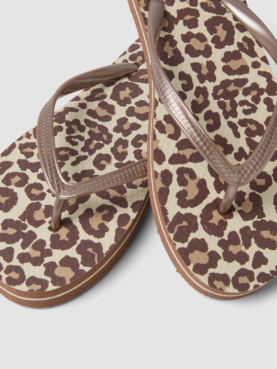 Infradito marroni con motivo leopardato_2