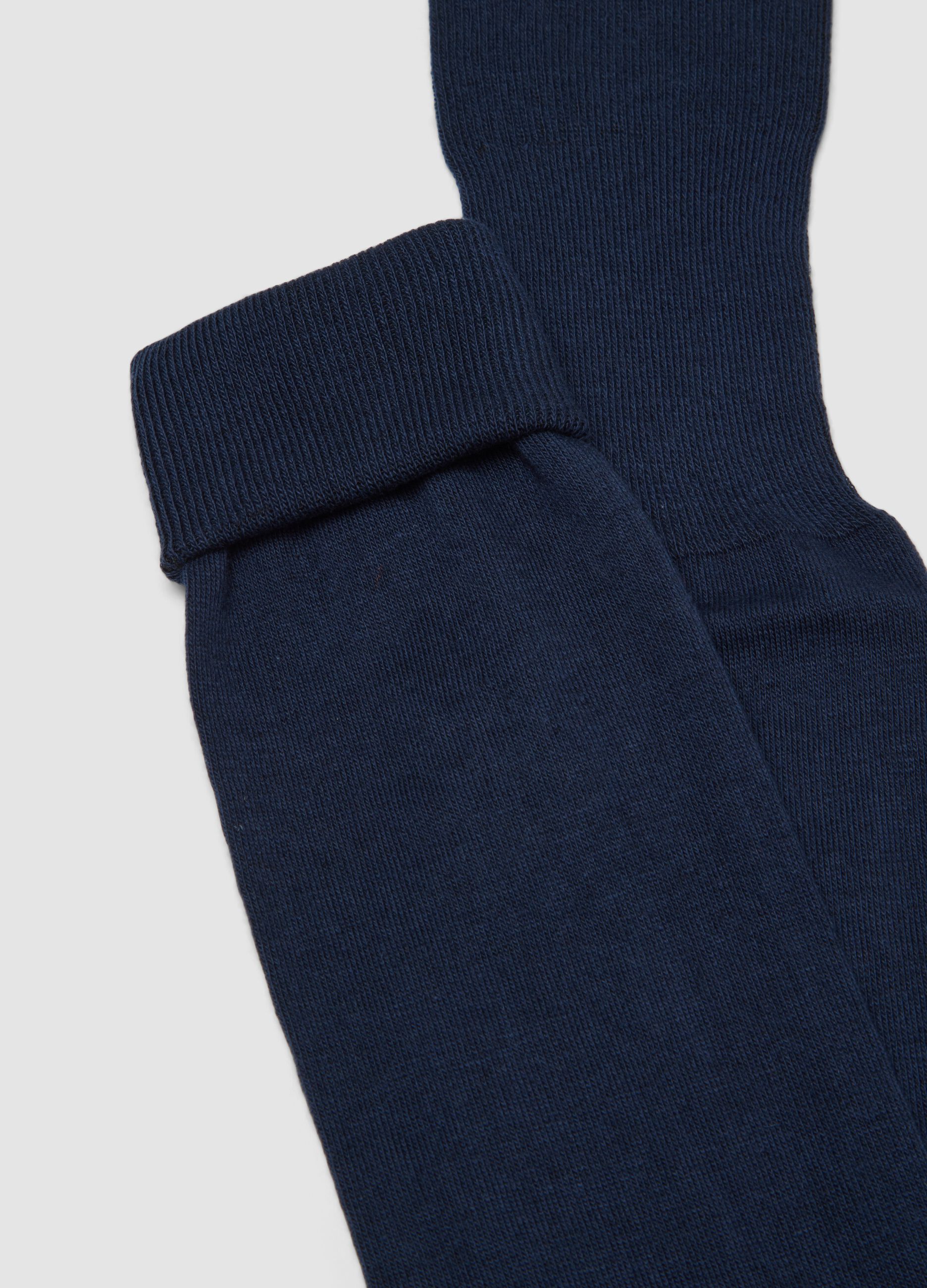 2-pack of navy and burgundy long socks in cotton and cashmere blend