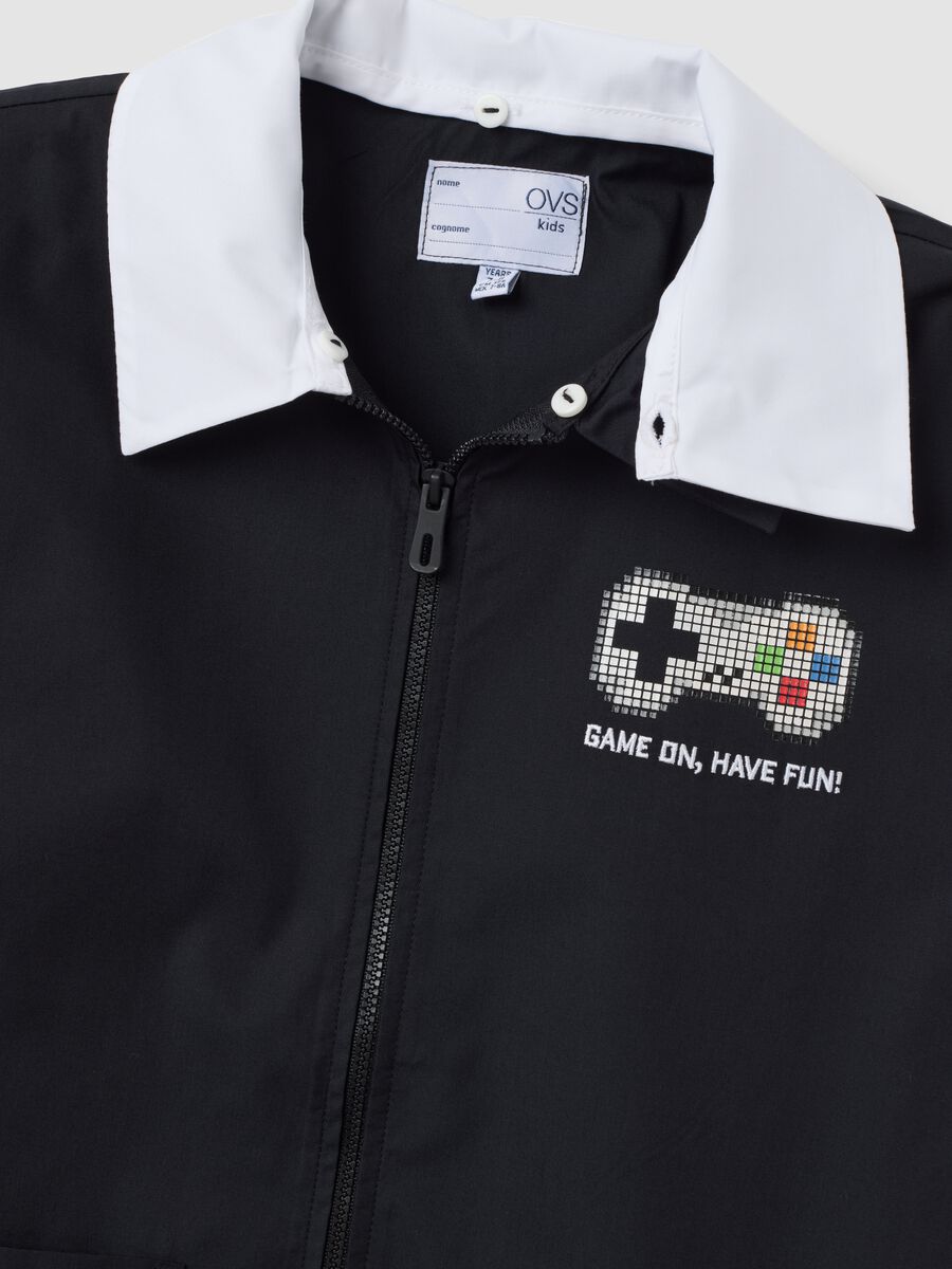 Grembiule nero per la scuola con stampa gaming e collo bianco per bambino_2
