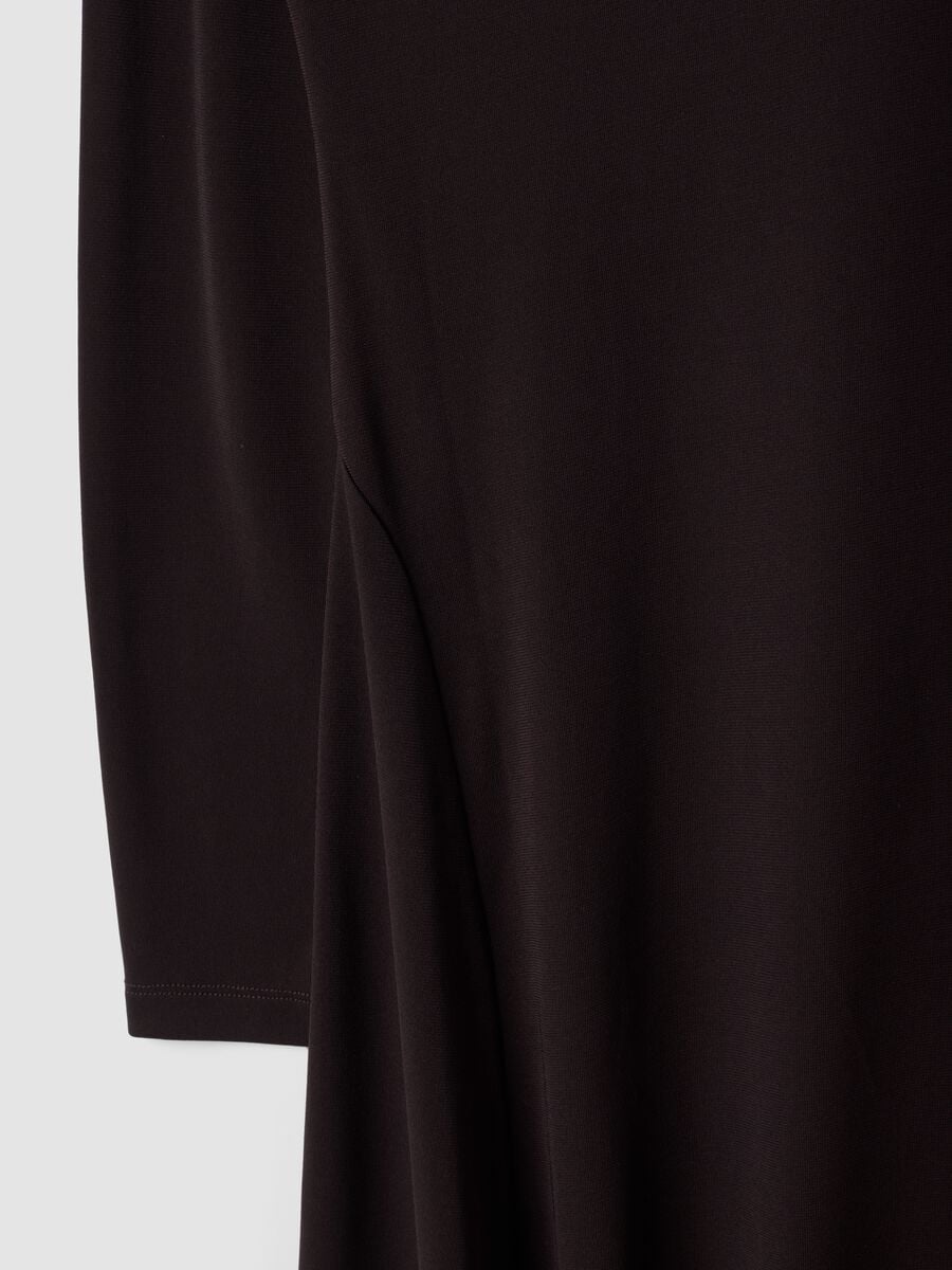 Abito marrone lungo slim fit con collo sciallato_5