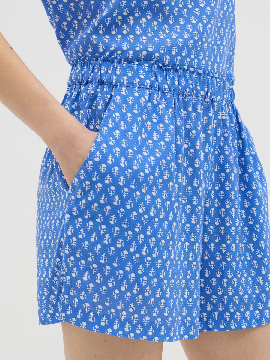 Light blue viscose shorts with ethnic pattern_2