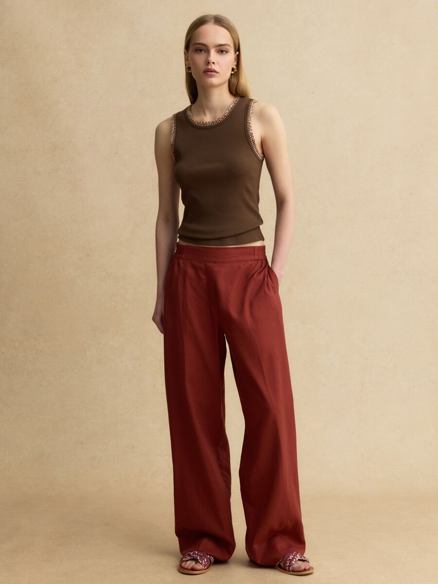 Canotta in cotone elasticizzato marrone regular fit con bordi ricamati_2