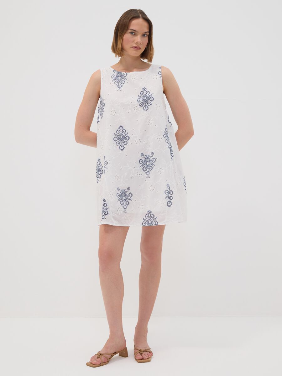Abito bianco traforato in puro cotone con ricami blu regular fit_1