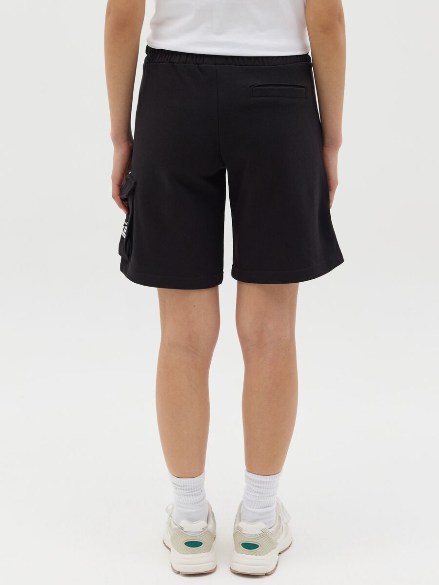 Black cargo Bermuda shorts with logo print in fleece_3