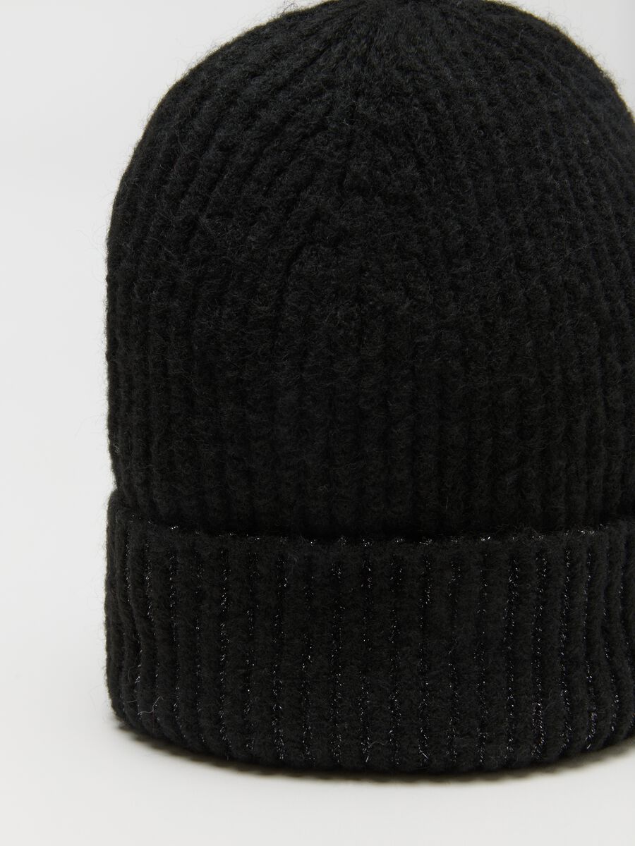 Cappello beanie  nero lavorato a maglia con punti brillantinati_2
