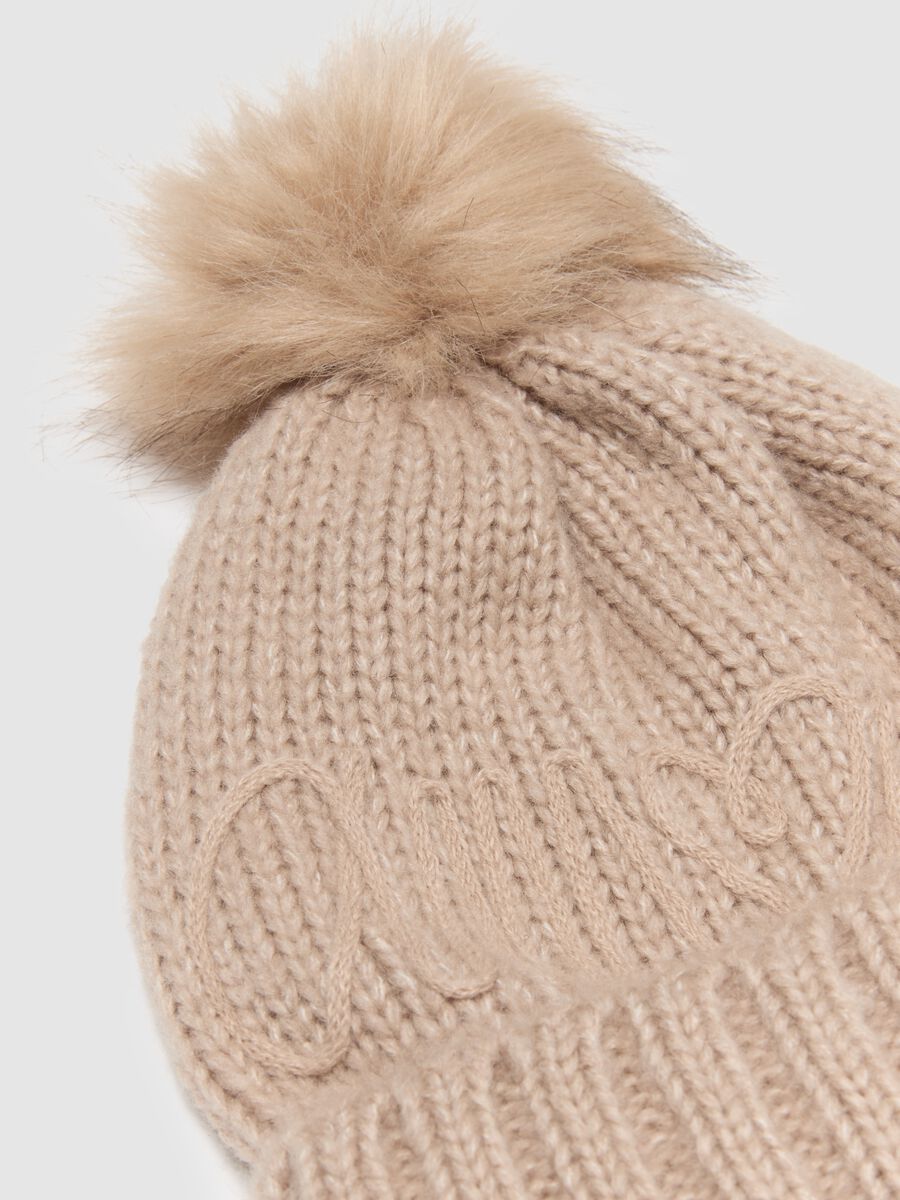 Berretto beige con pompon e scritta_1