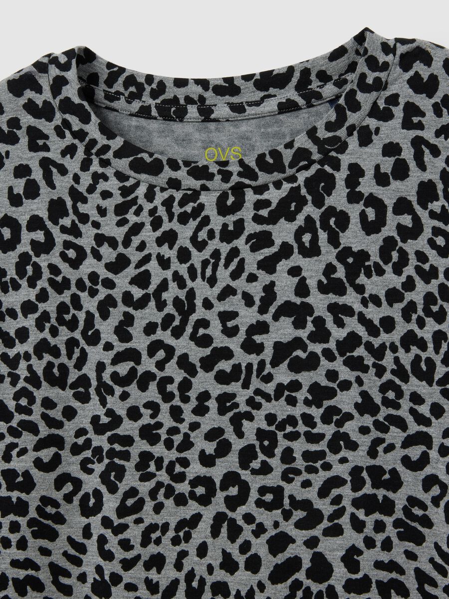 T-shirt grigia a maniche lunghe con stampa leopardata_5