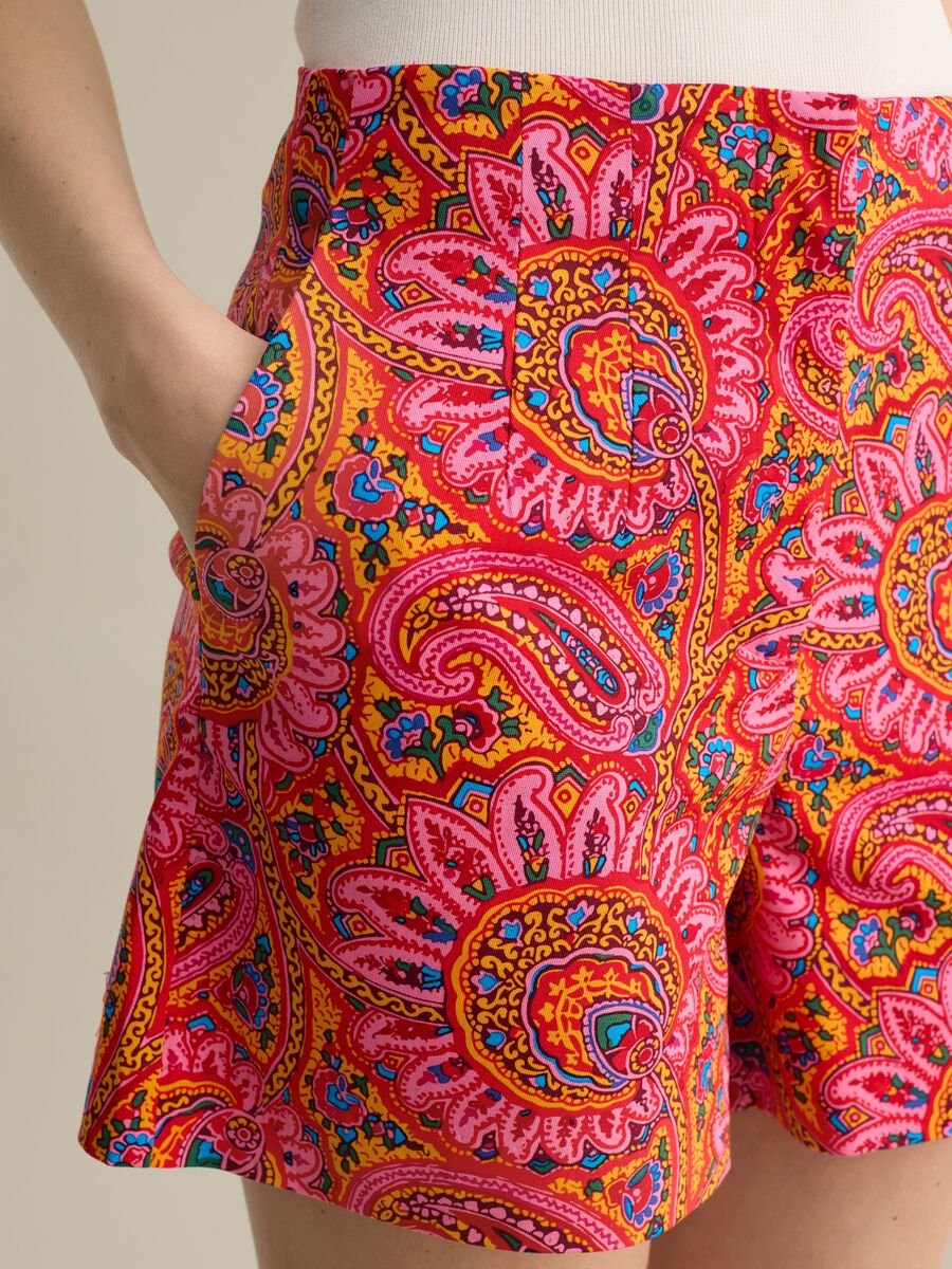 Pink and orange stretch cotton shorts with paisley print_2
