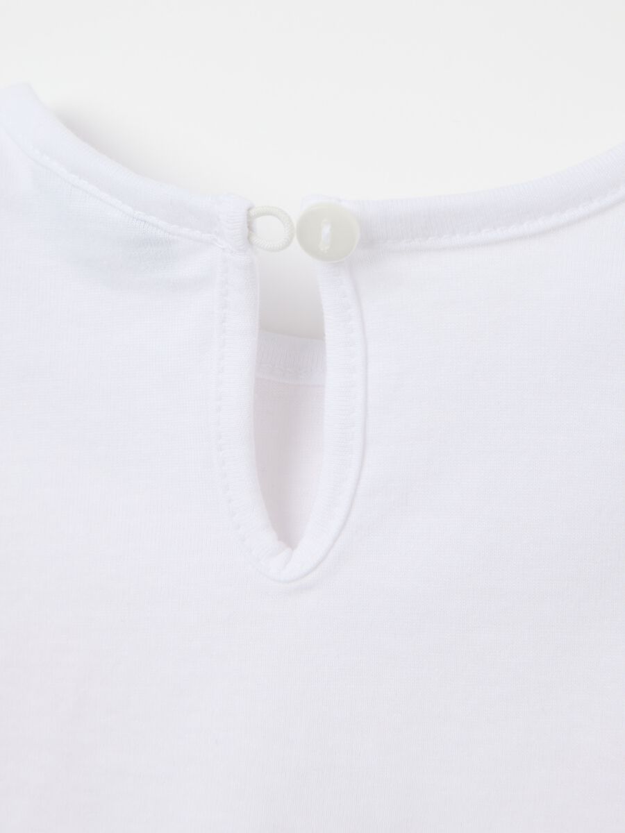 White T-shirt in cotton with print and flounce_3