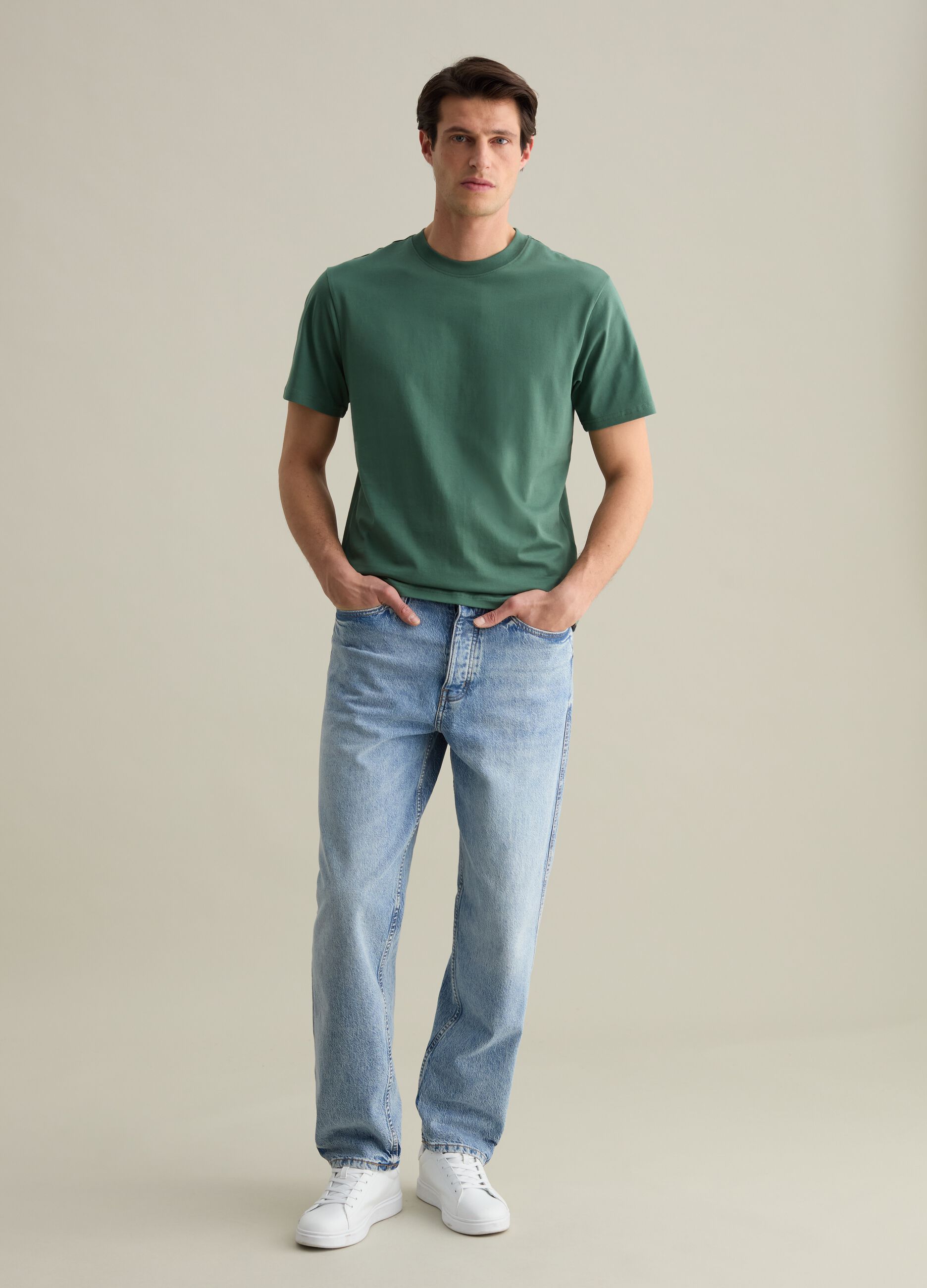 Plain cotton T-shirt with round neck.