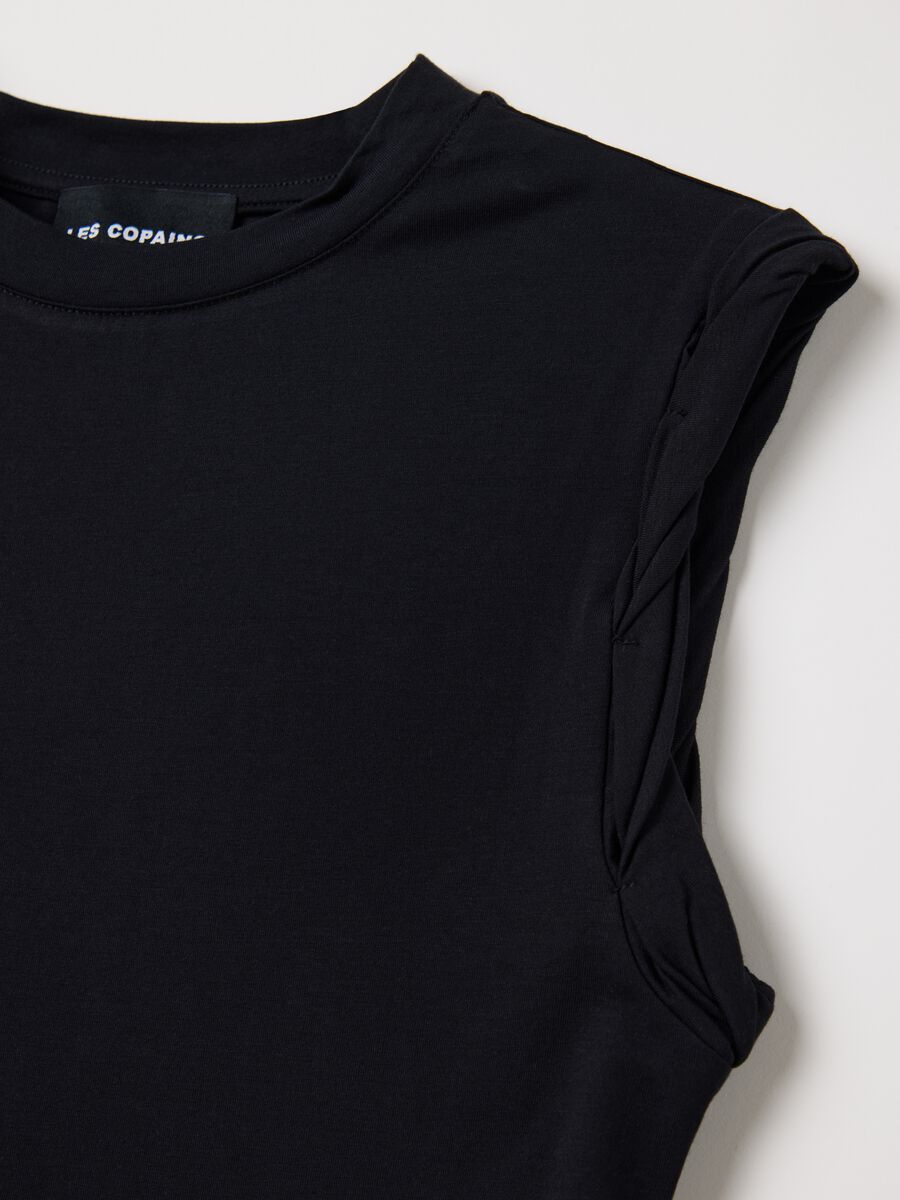 Black vest with rolled detail_5