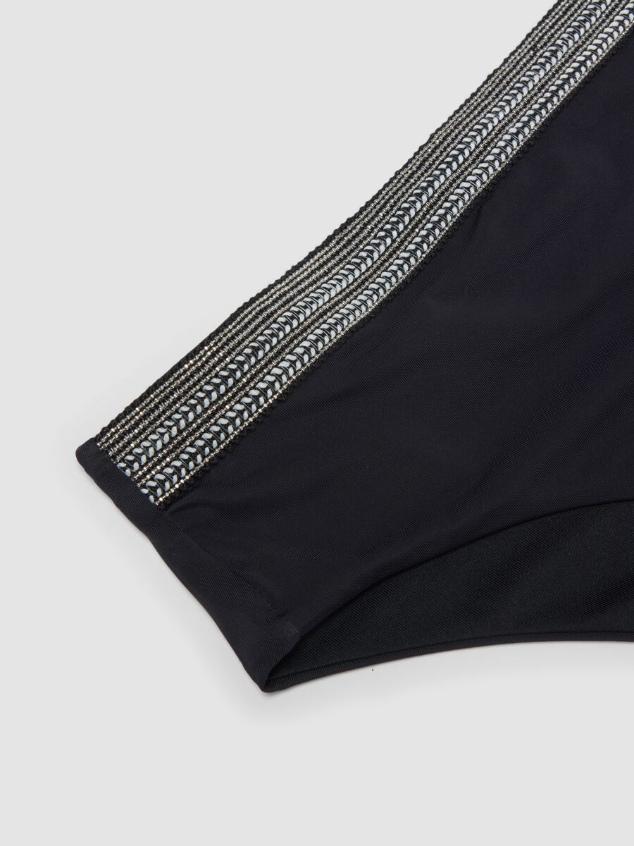 Slip da mare in tessuto elasticizzato nero con ricami_5