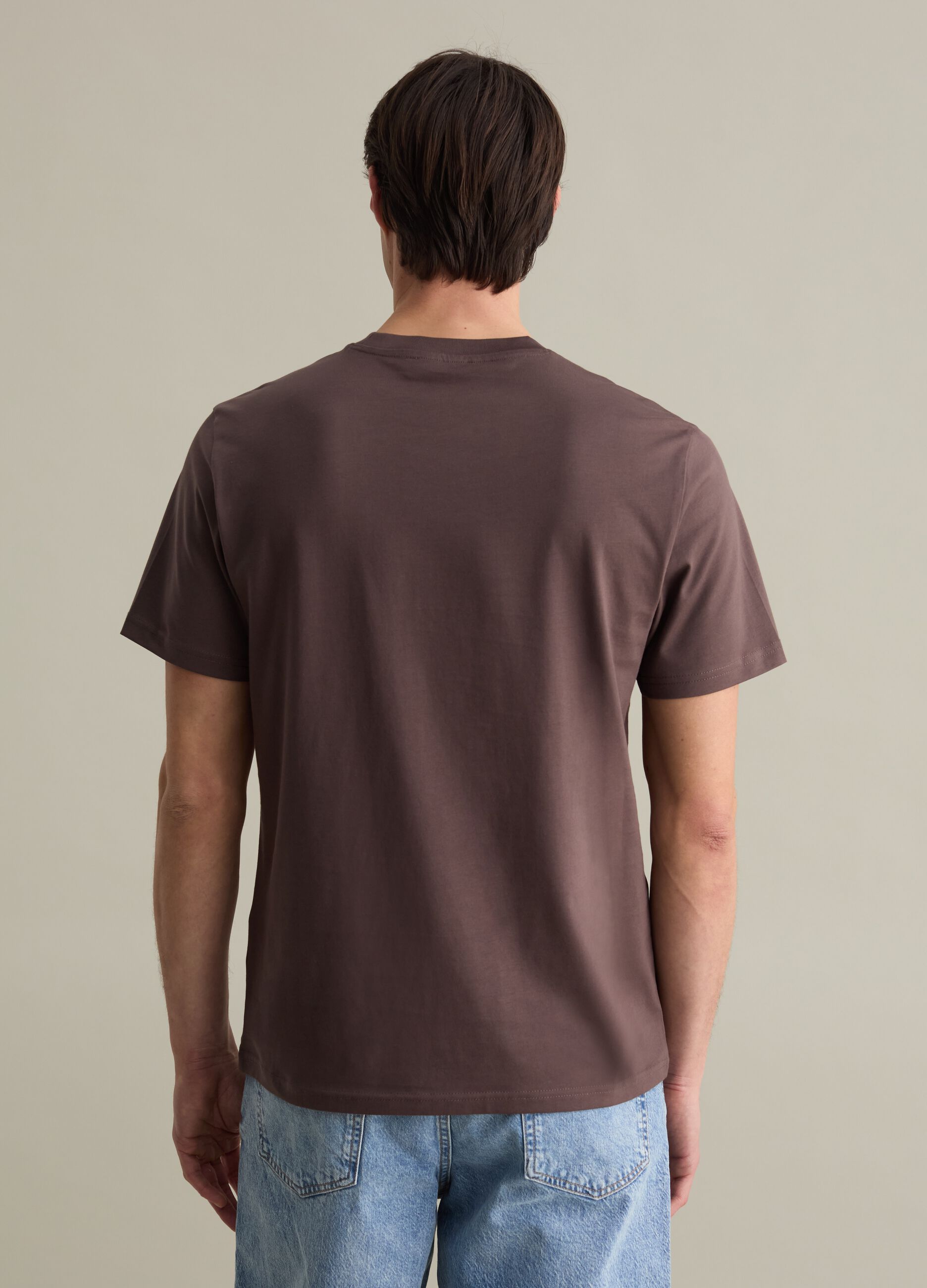 Plain cotton T-shirt with round neck.