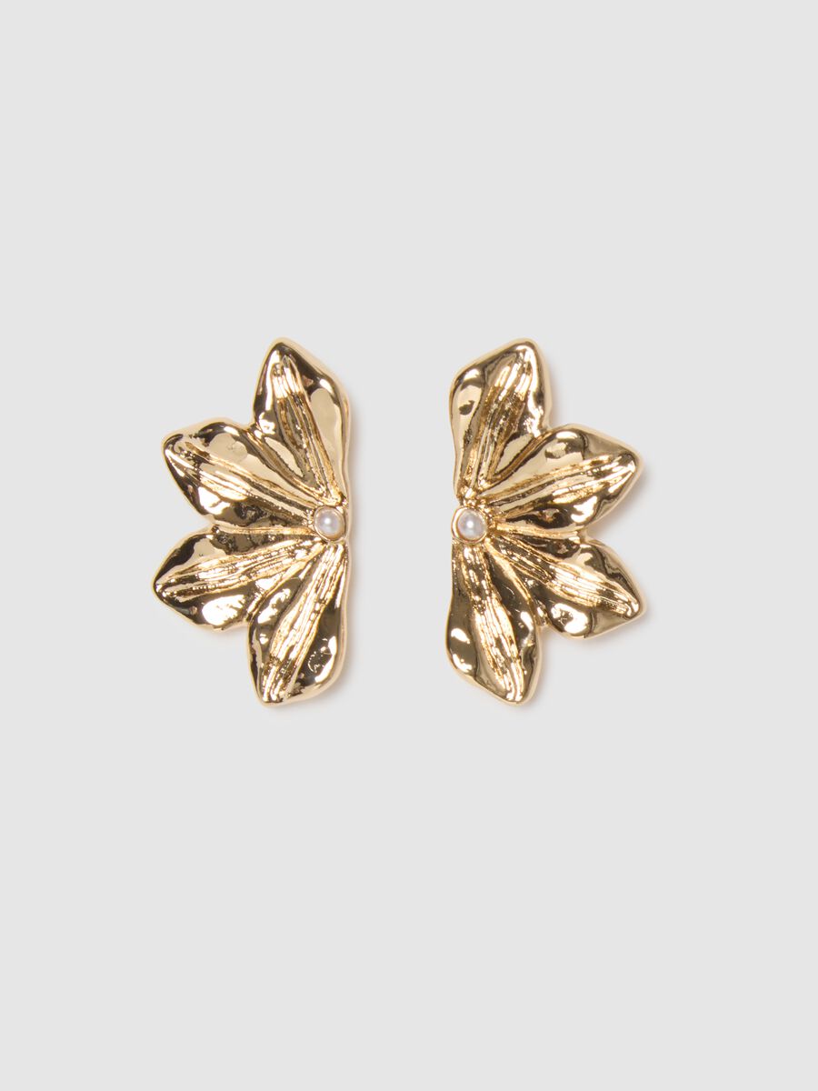 Golden Earrings with Floral Design_0
