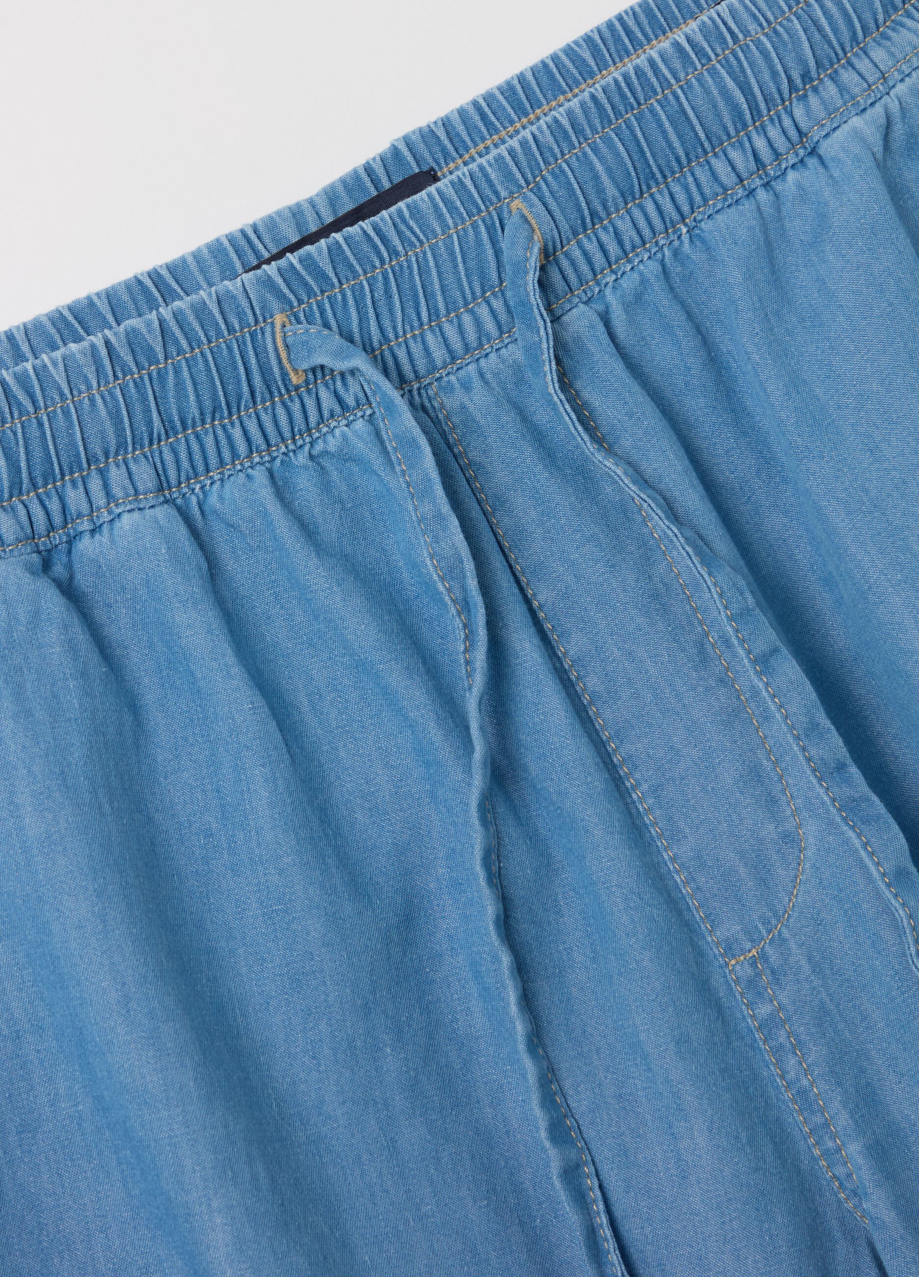 Fluid shorts in denim with drawstring