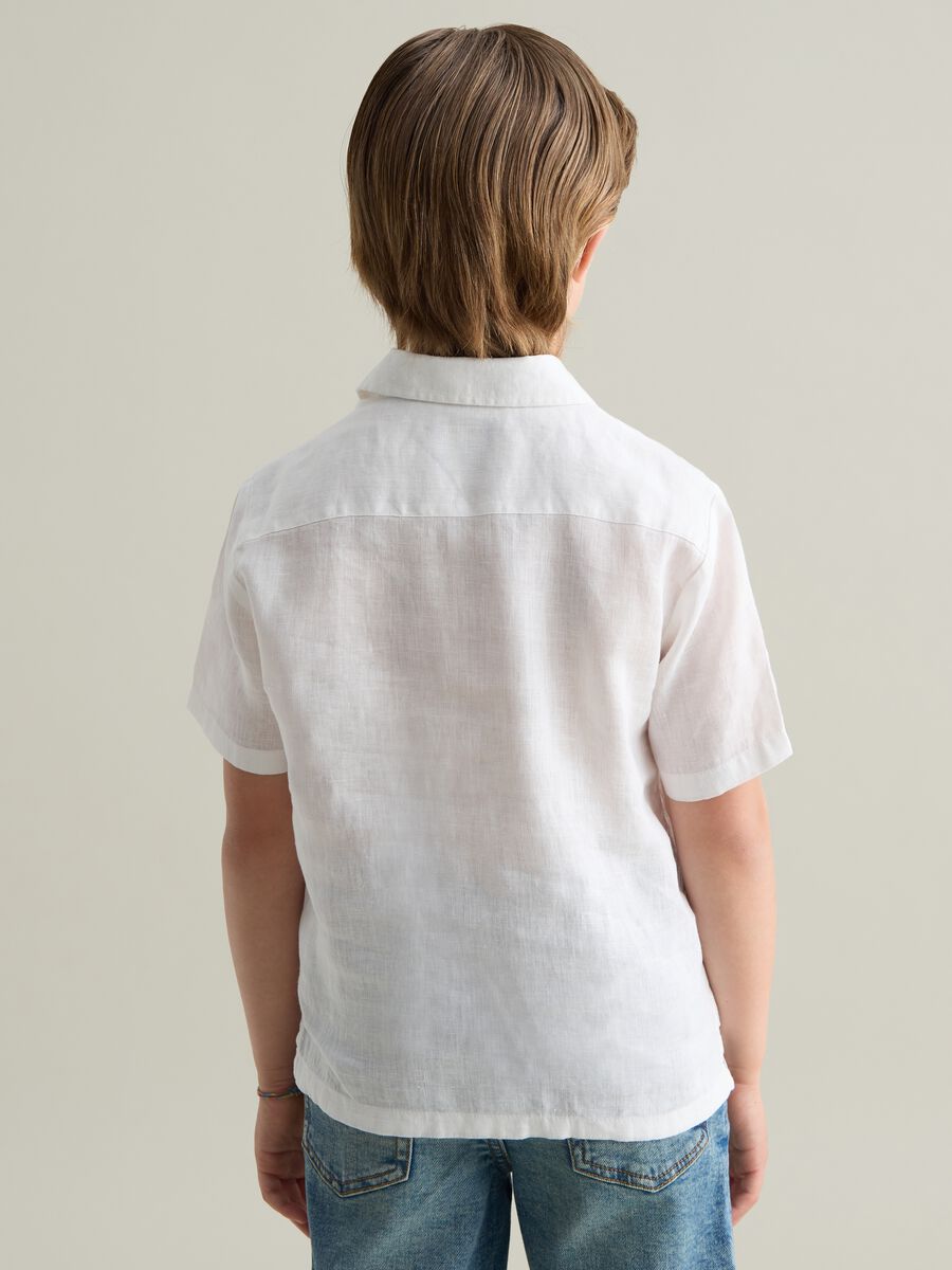 White linen kids' polo with an oversized fit and buttons_2