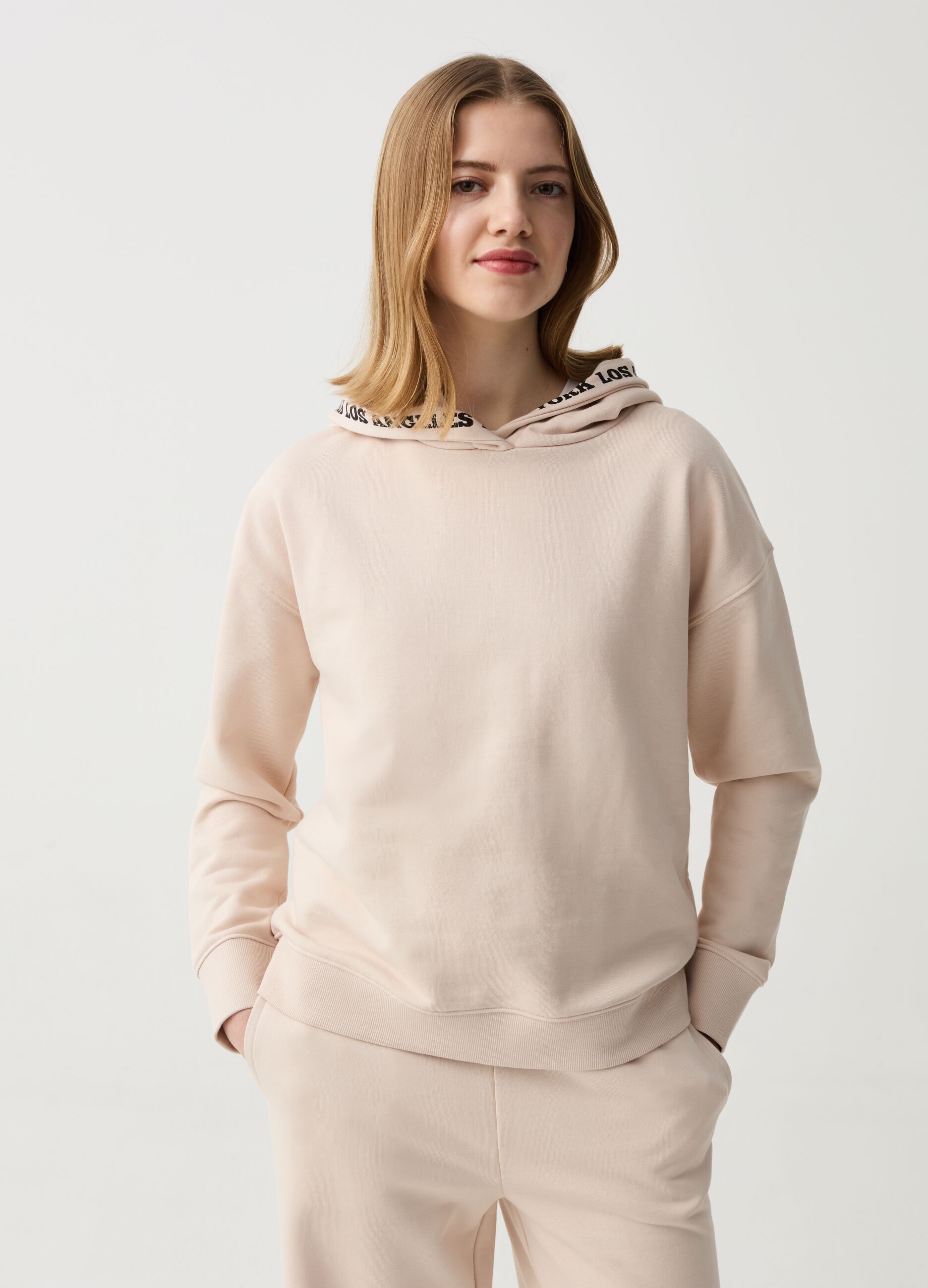 Essential sweatshirt with hood and print