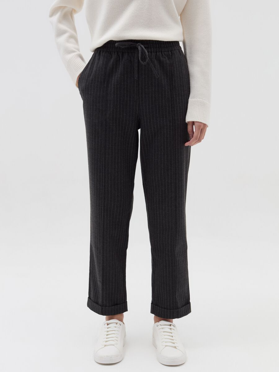 Pantalone carrot fit con risvolti_1