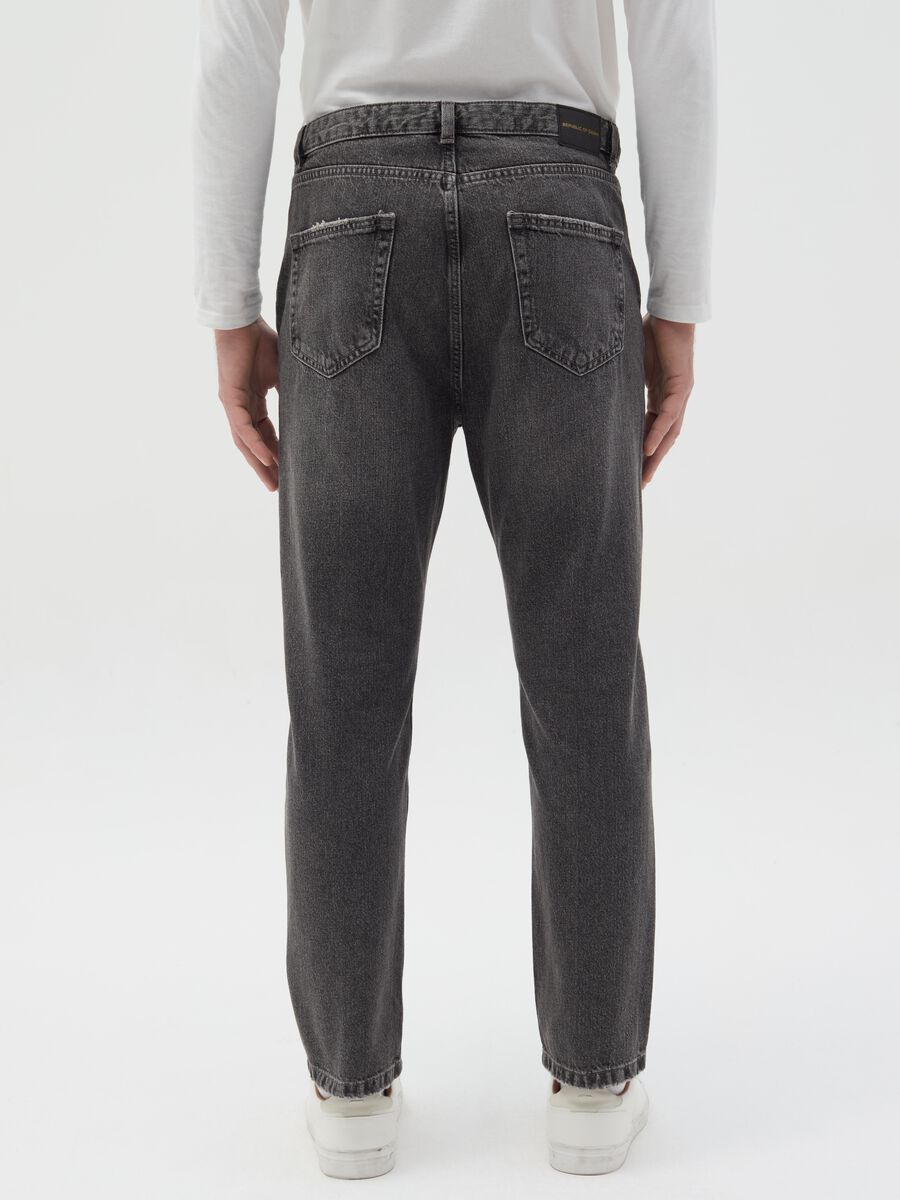 Carrot-fit jeans with fading_3