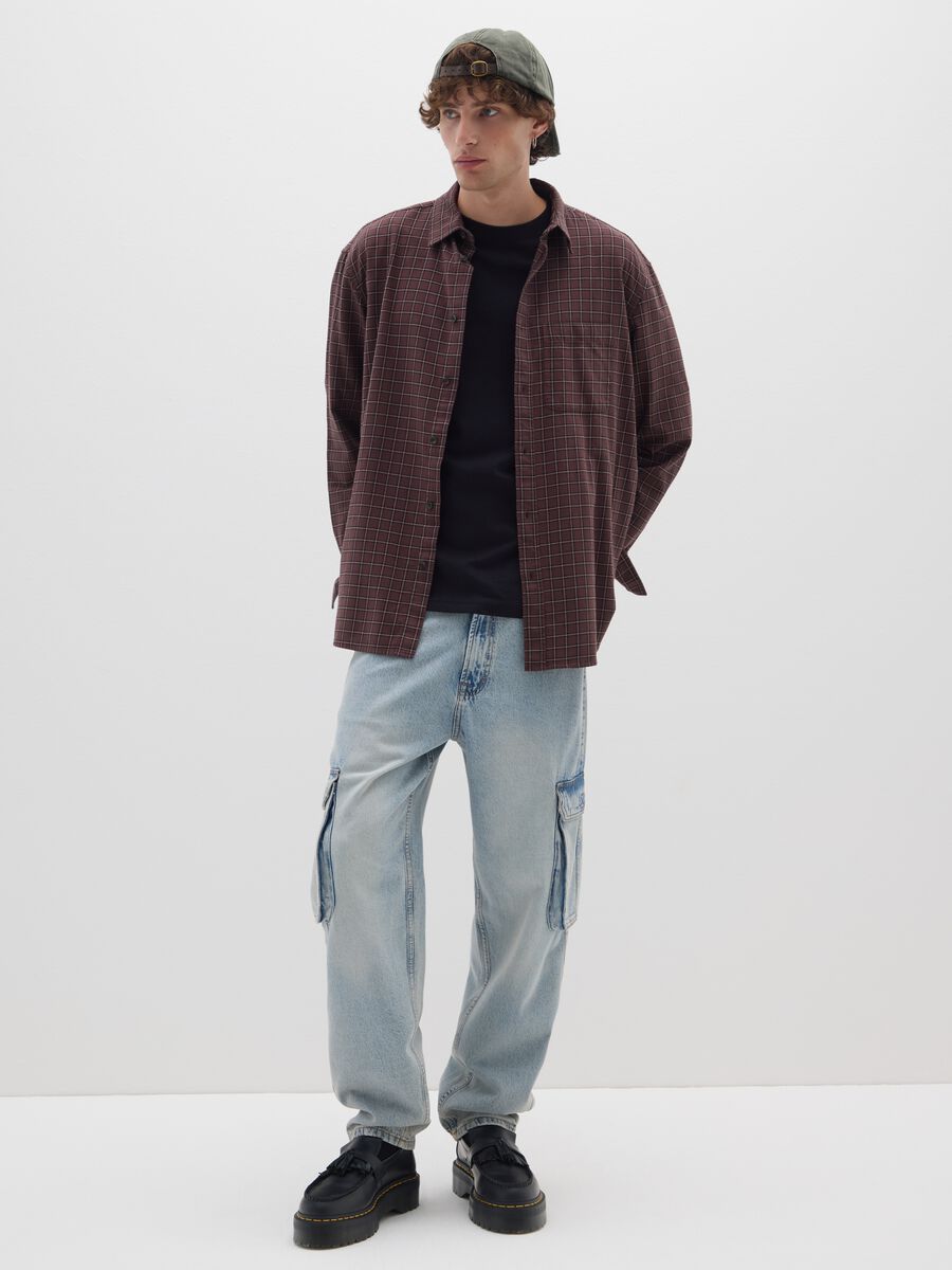 Jeans baggy in denim blu con tasche cargo_0