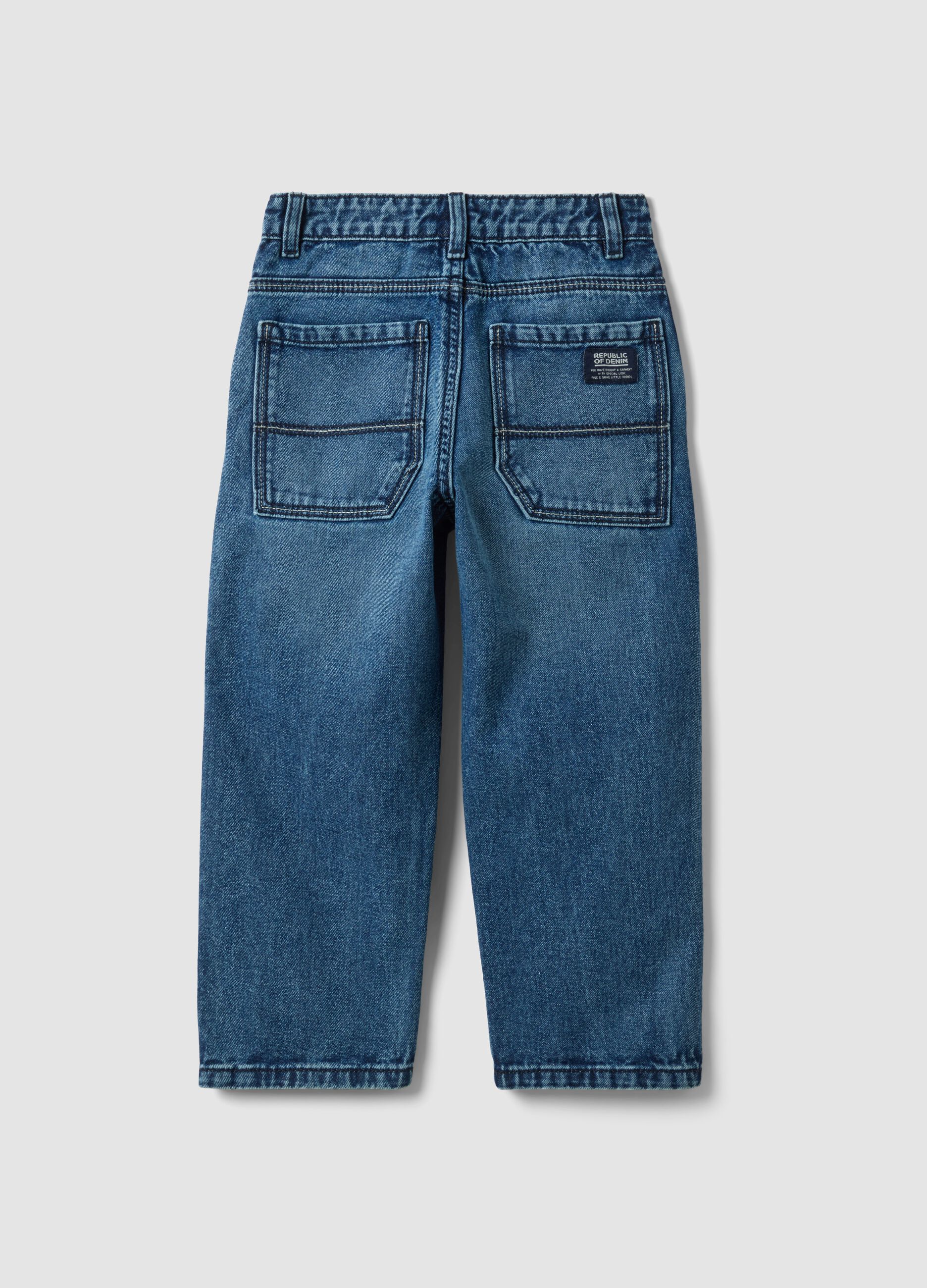 Jeans blu in puro cotone con tasche applicate loose fit per bambino