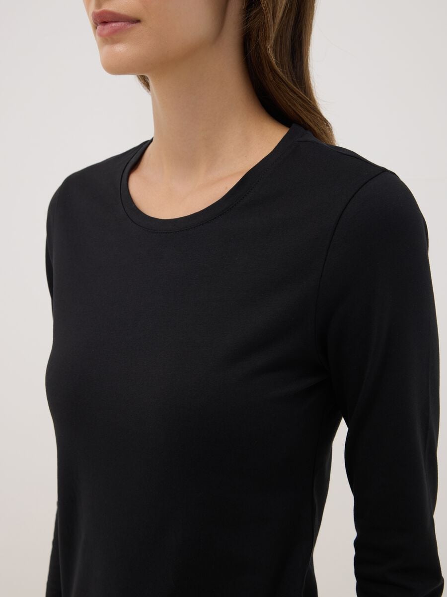 Maglia nera in cotone organico elasticizzato con girocollo_2