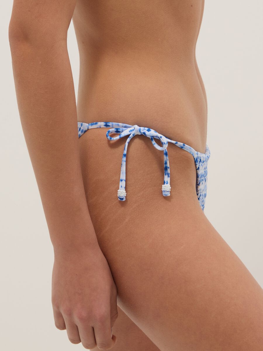 Slip bikini blu e bianco in tessuto elasticizzato_3