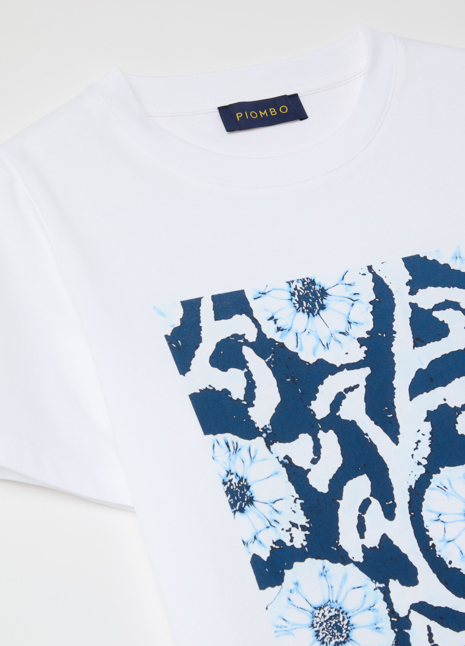 White T-shirt with short sleeves and print