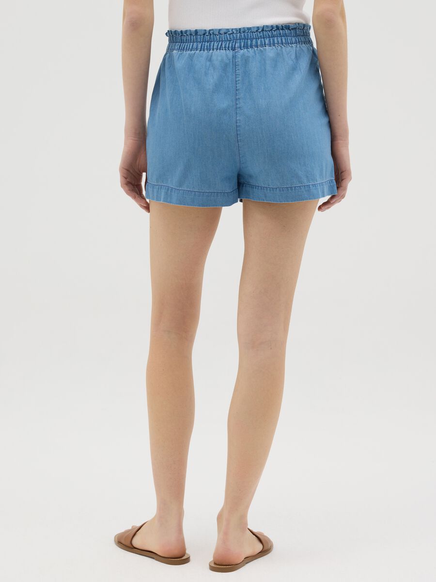 Fluid shorts in denim with bow_2