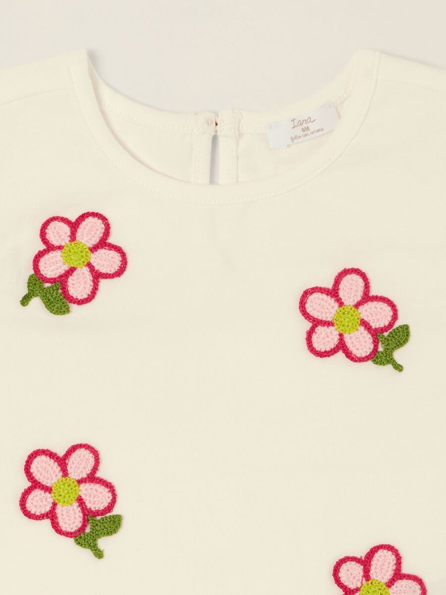 White stretch cotton baby girl T-shirt with embroidered flowers_1