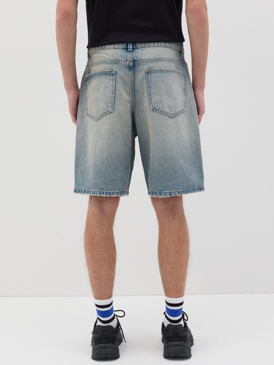 Light blue denim shorts with ripped details_2