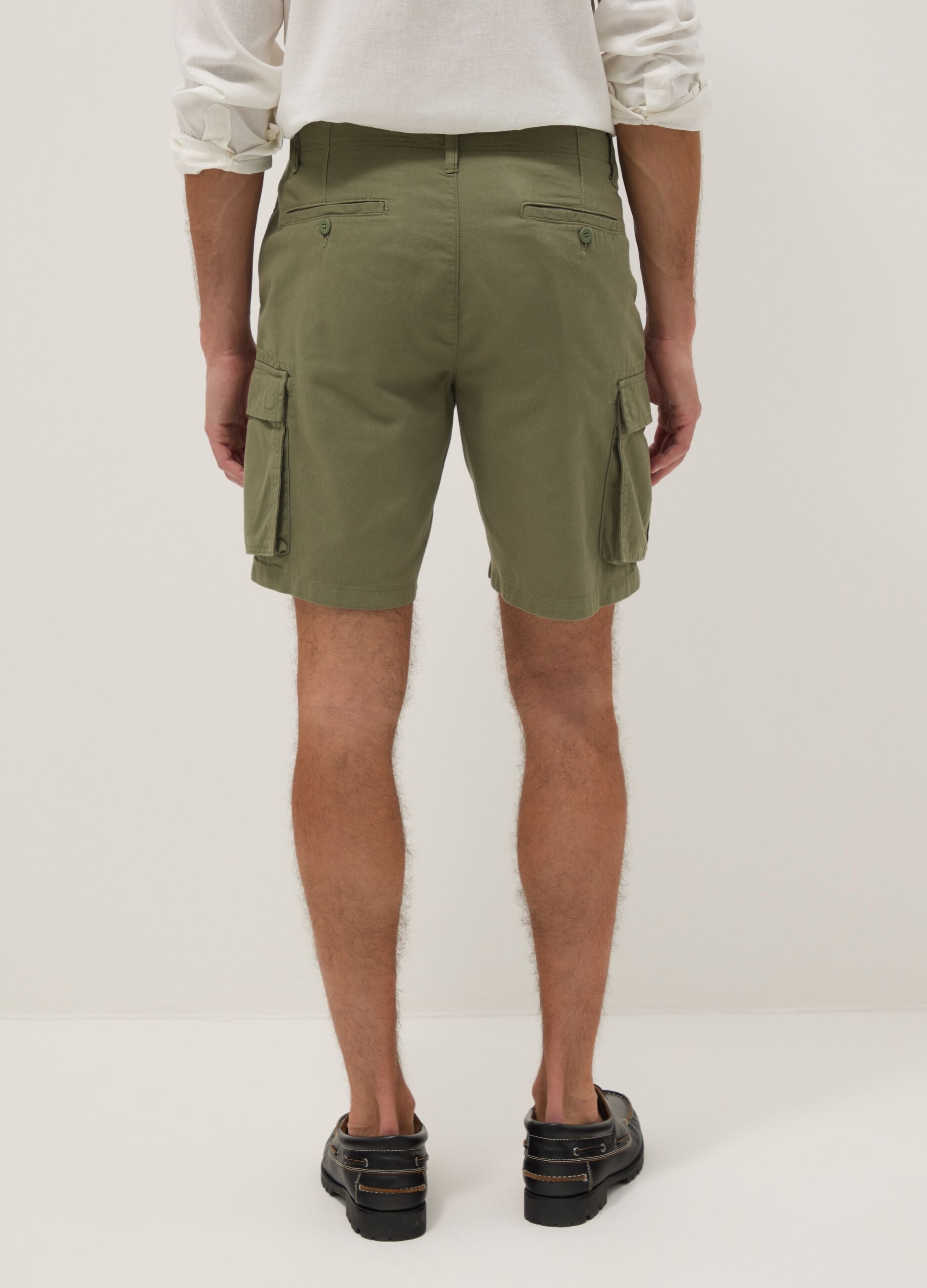 Green cotton cargo shorts in a regular fit