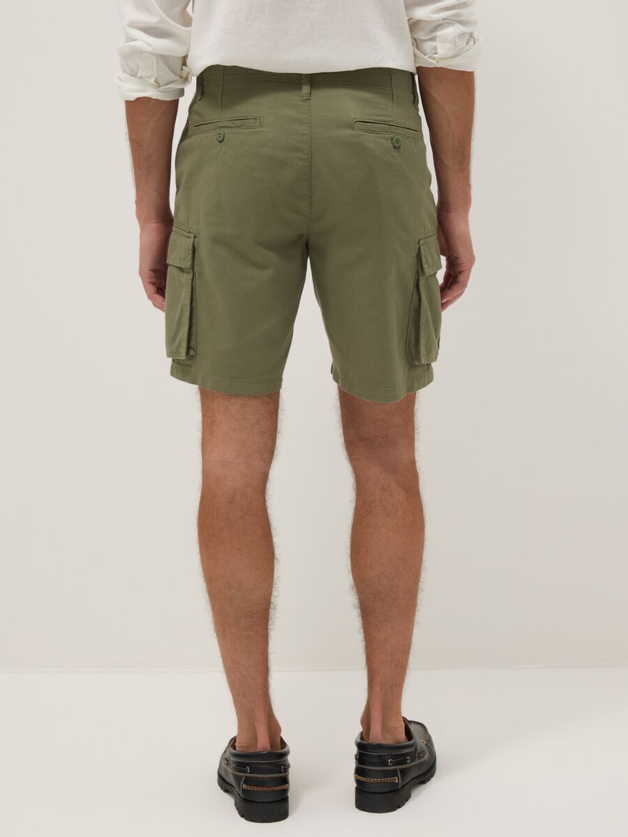 Green cotton cargo shorts in a regular fit_2