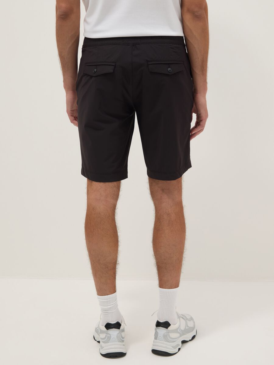 Bermuda jogger neri in tessuto elasticizzato regular fit_3