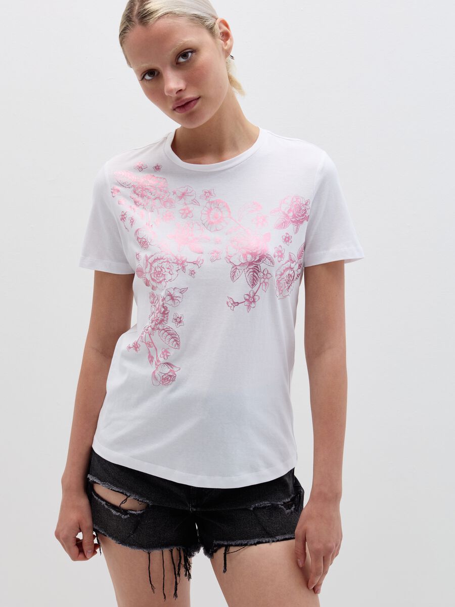 T-shirt con stampa fiori in foil_0